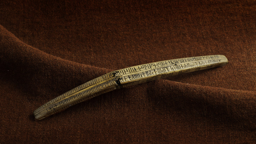 Den unika kalenderstickan från Lödöse. Foto David Jeffery.