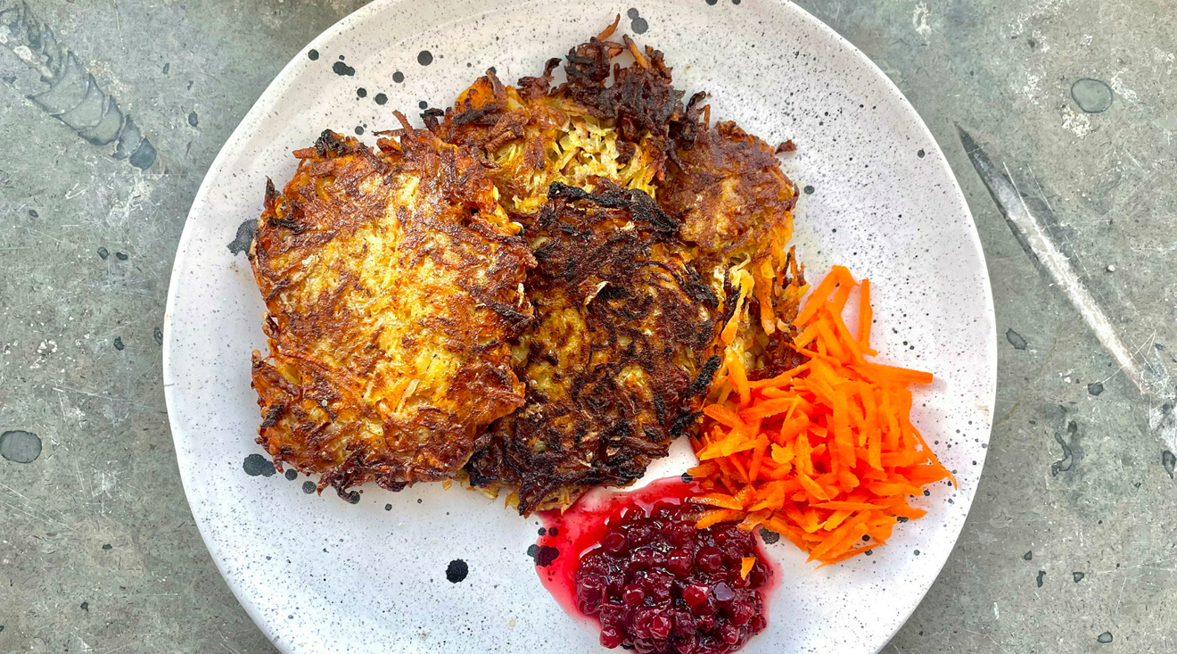 Potatis och morotsråkakor med lingon och rivna morötter