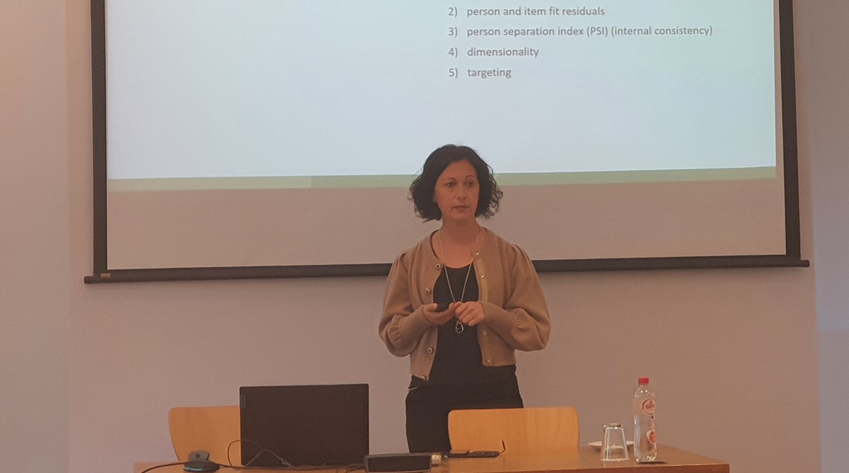 Emina Hadzibajramovic vid en presentationskärm