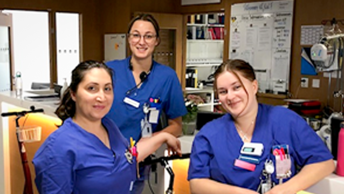 Tre glada sjuksköterskor som tittar in i kameran.