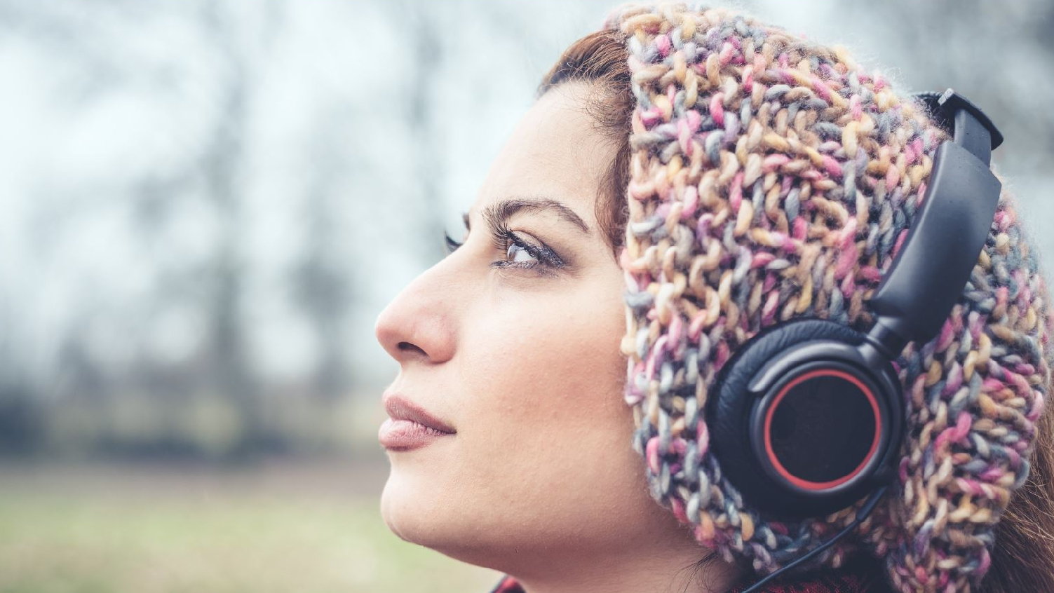 Kvinna med  hörlurar