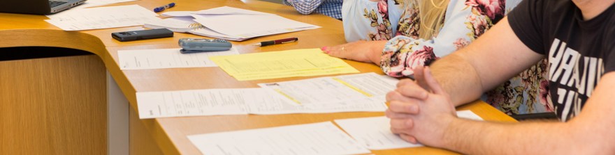 Bord med papper och händer