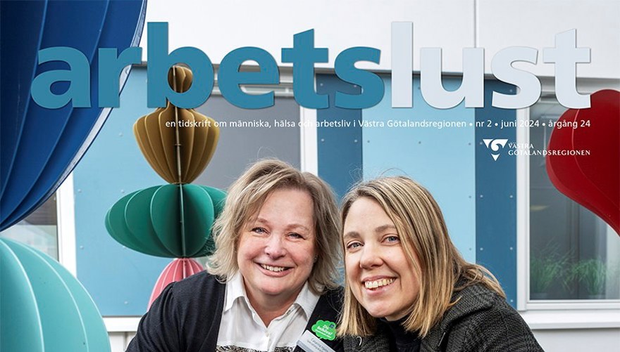 Två kvinnor sitter vid en skulptur