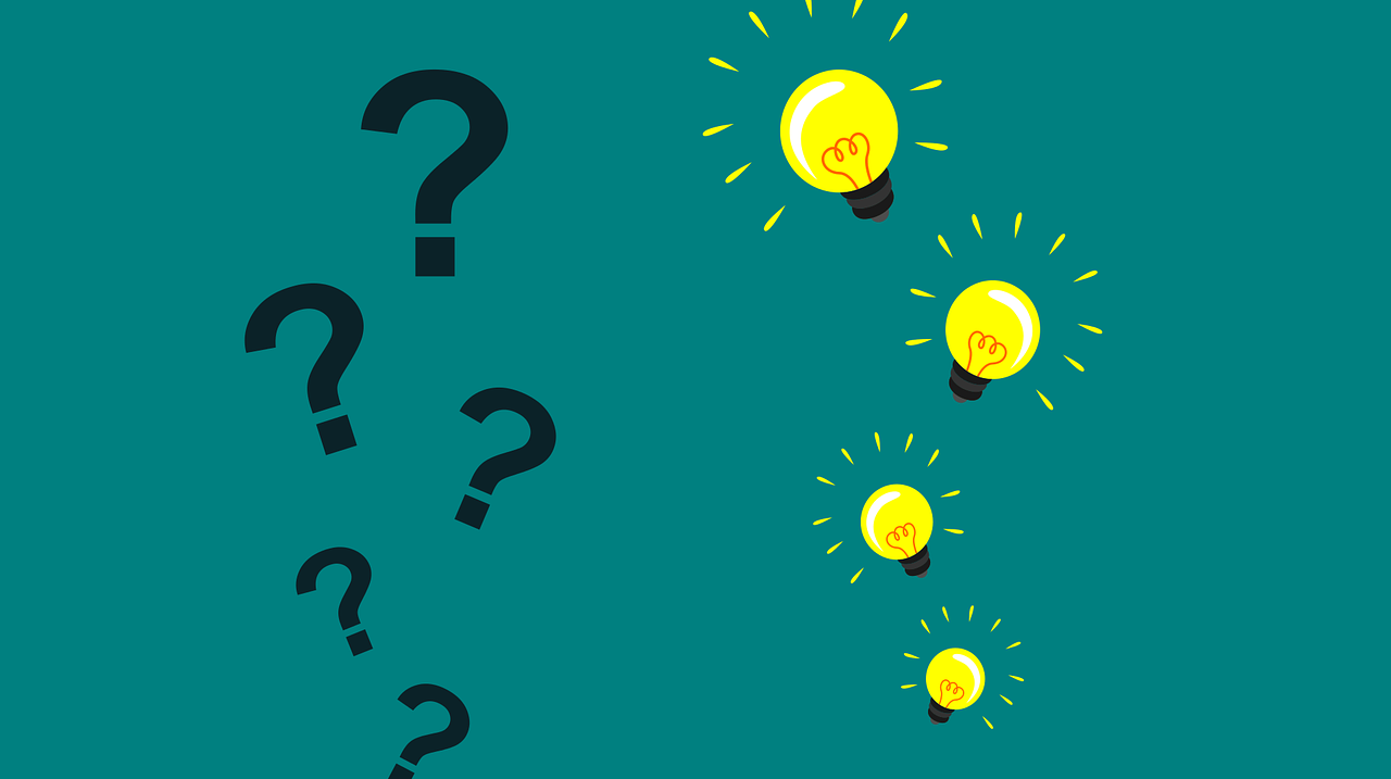 En grön bild med svarta frågetecken och gula glödlampor