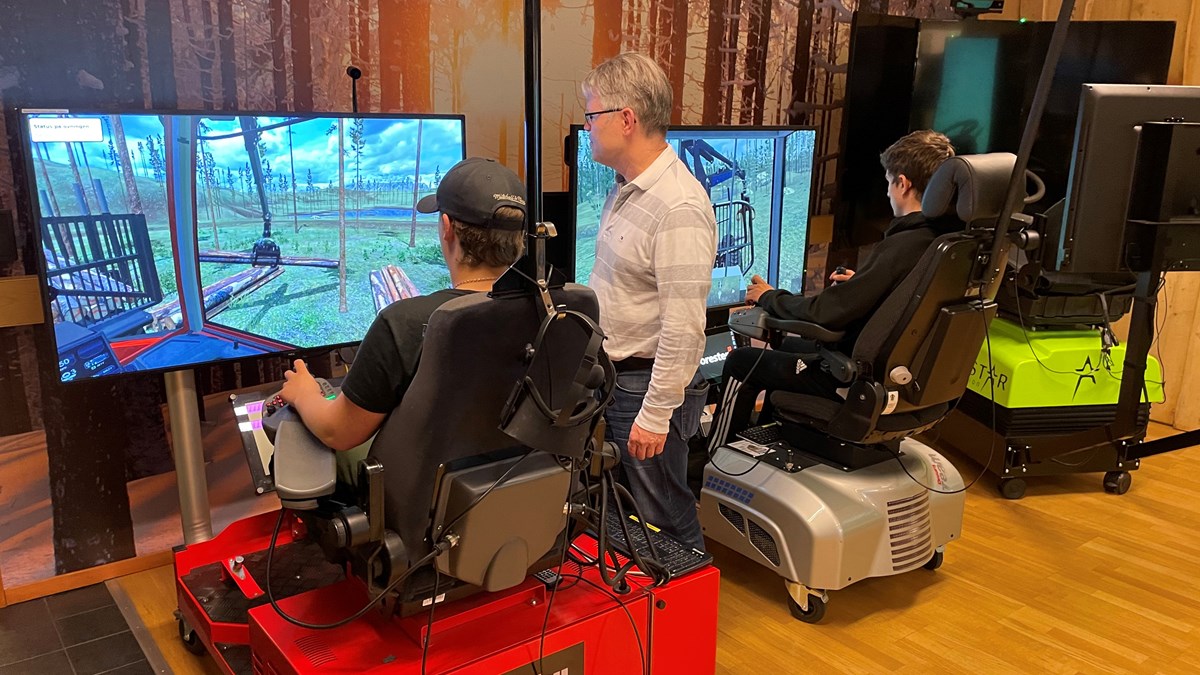 teacher instructs students to drive simulator