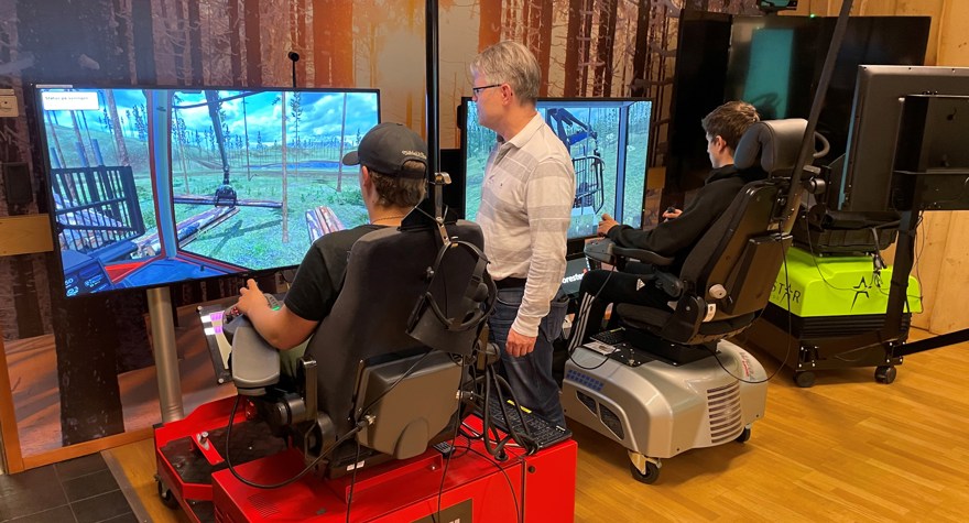 teacher instructs students to drive simulator