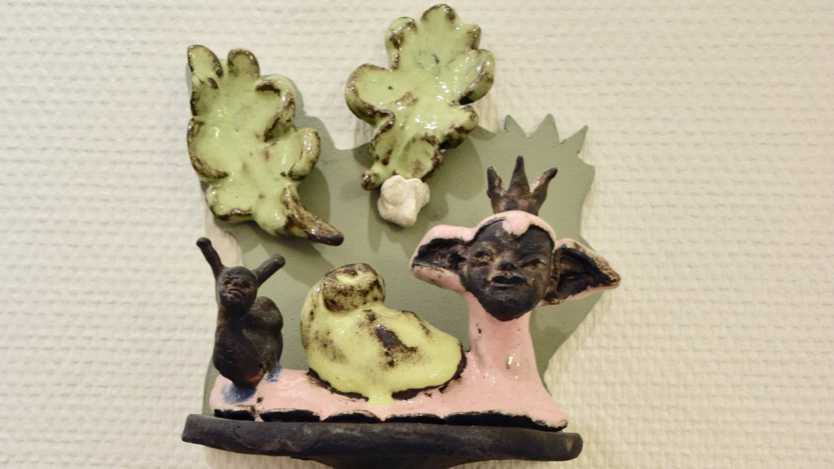 En väggskulptur med sagofigurer. 