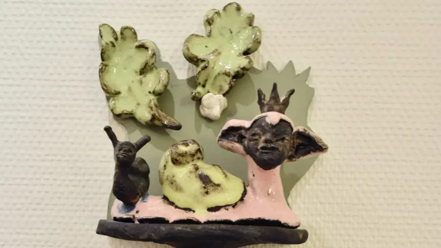 En väggskulptur med sagofigurer.