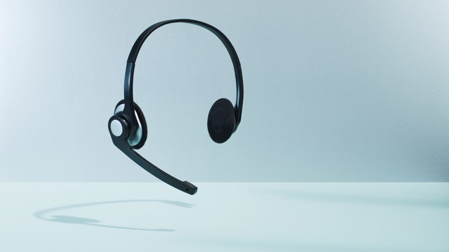 Headset mot ljus bakgrund