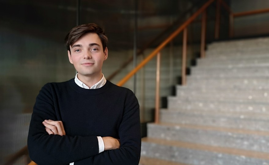 Person som står vid en trappa