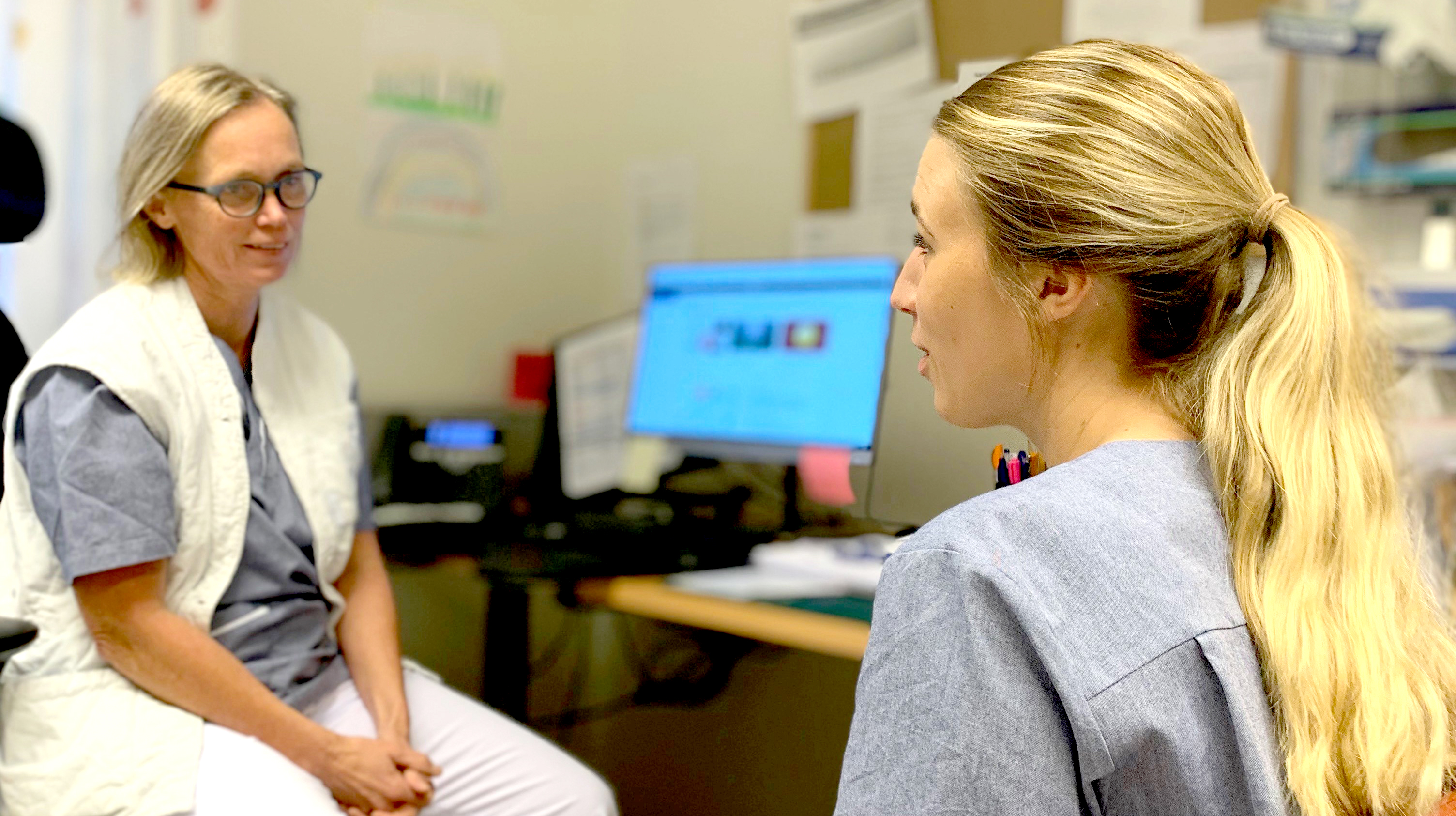 Två AT-läkare inom primärvården i samtal.