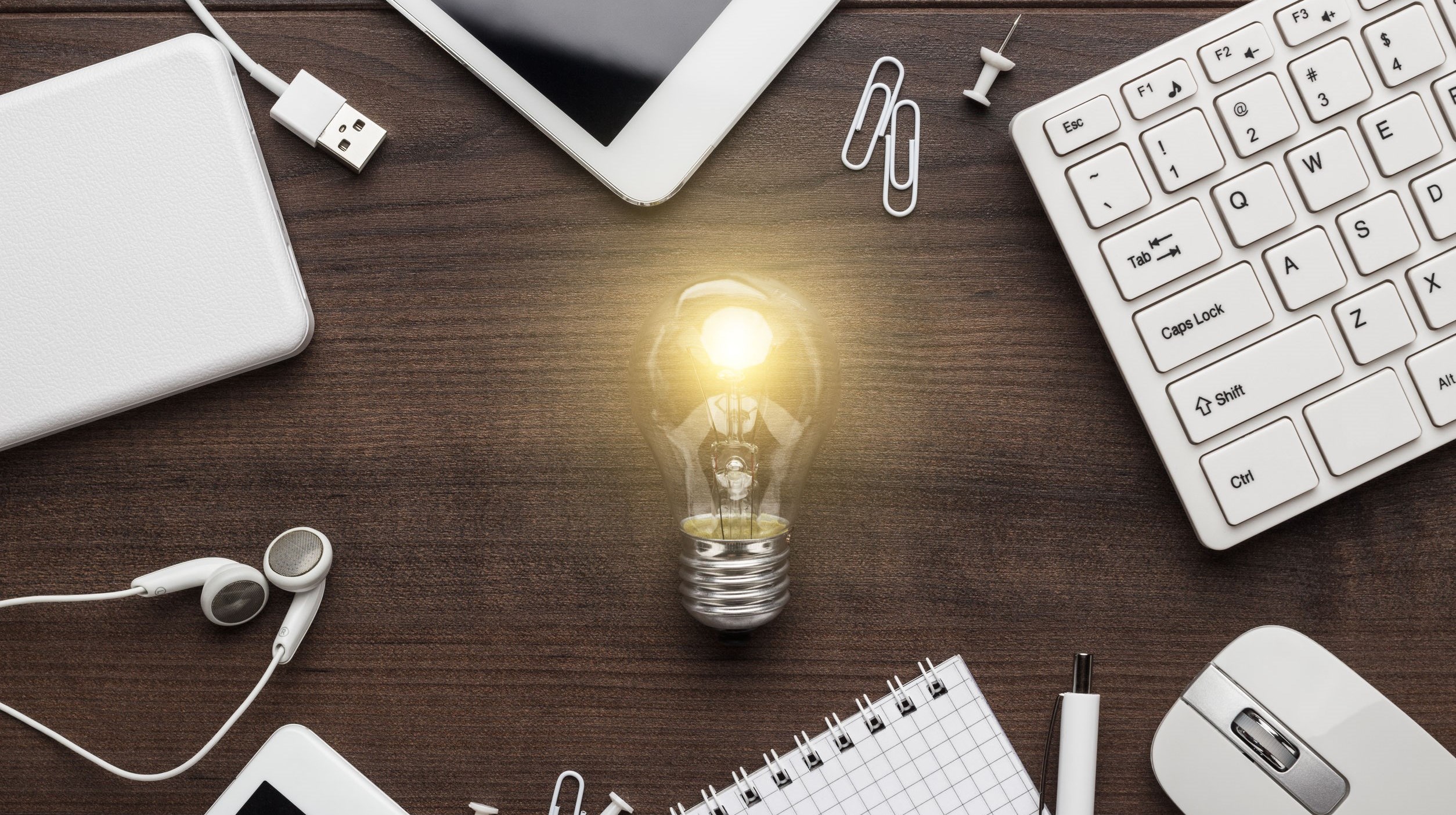 Bild på datorprylar och en glödlampa