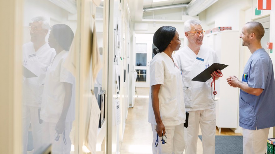 Kollegor i sjukvården samtalar i korridoren