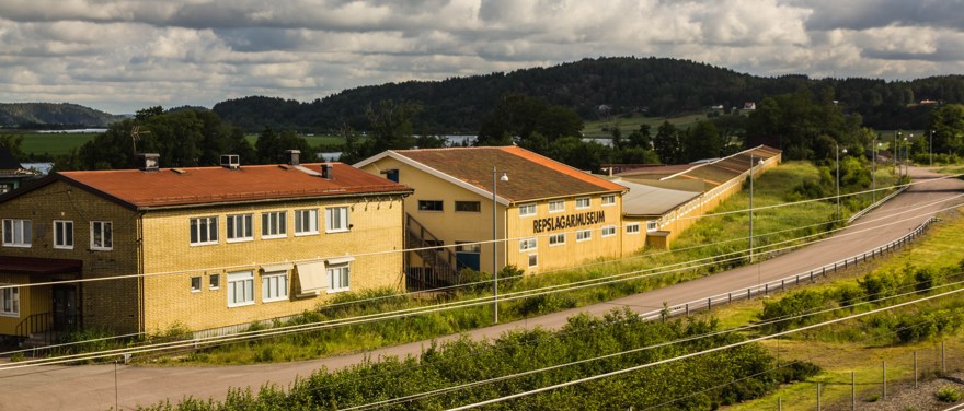 Repslagarmuseets långa byggnad i gult tegel med rött tak