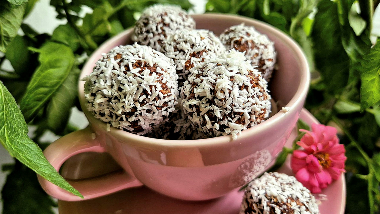 Chokladbollar med kokos i en rosa kopp