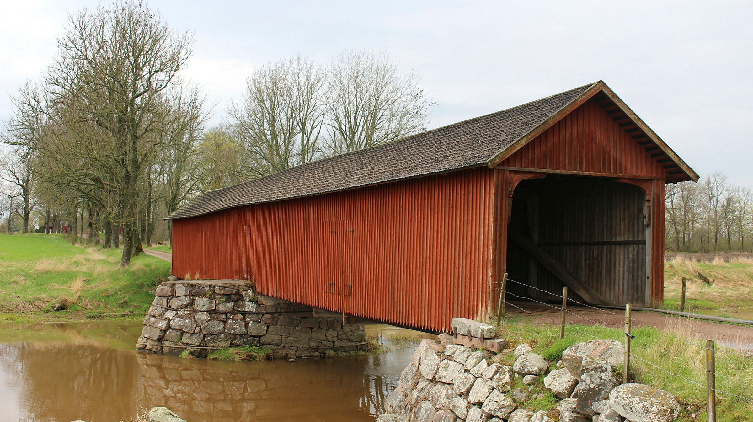 Vaholms övertäckta bro i Tidan, Skövde kommun.