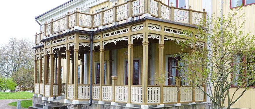 Gul herrgård med vackra snickeridetaljer