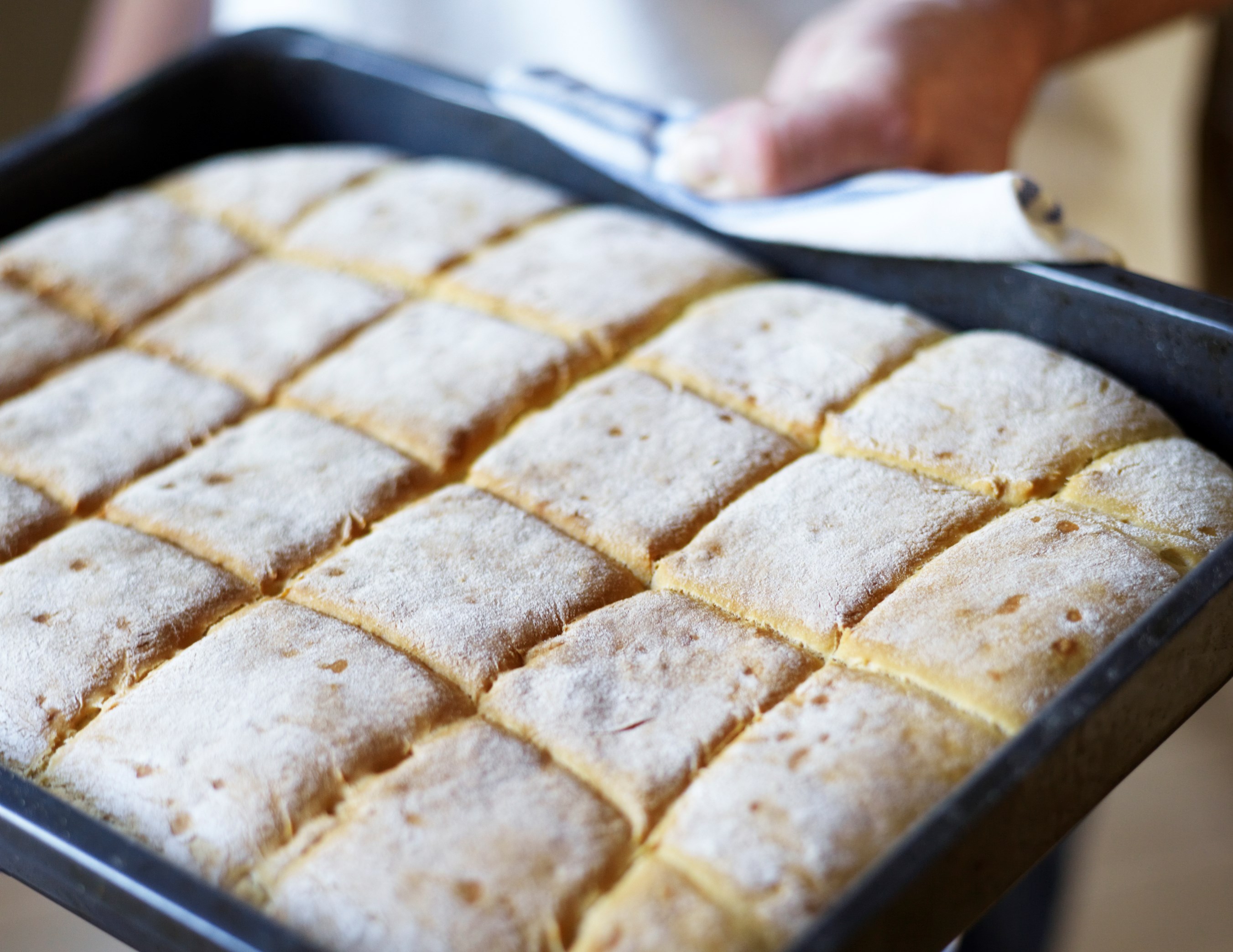 Plåt med nybakat bröd.