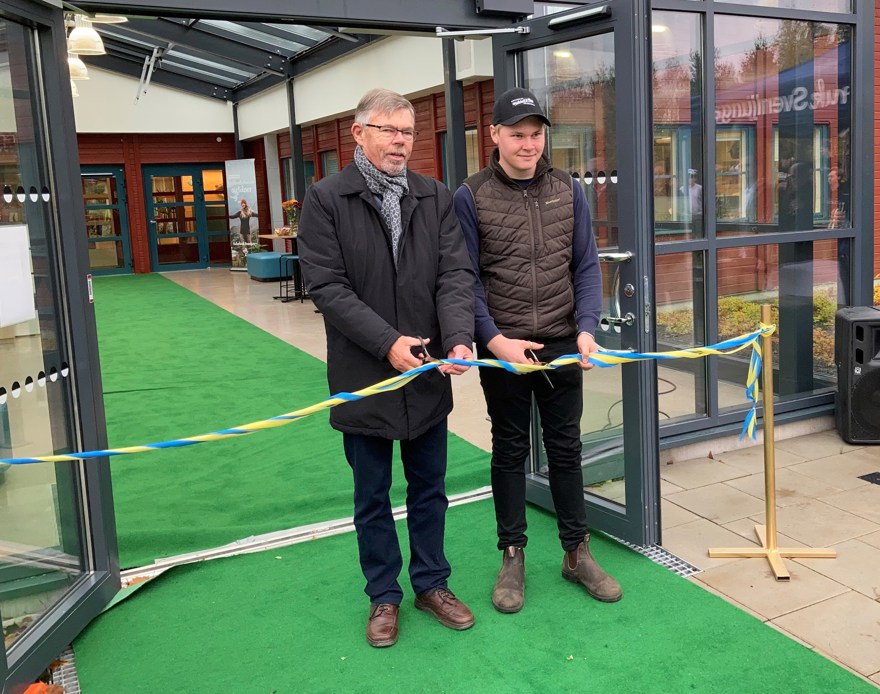 Bandklippning av ordförande Ulf Eriksson och elevrådsordförande Ludwig Jansson.