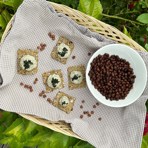 Rostade gråärtor, gråärtsknäcke med gråärtshummus serverat på en bricka