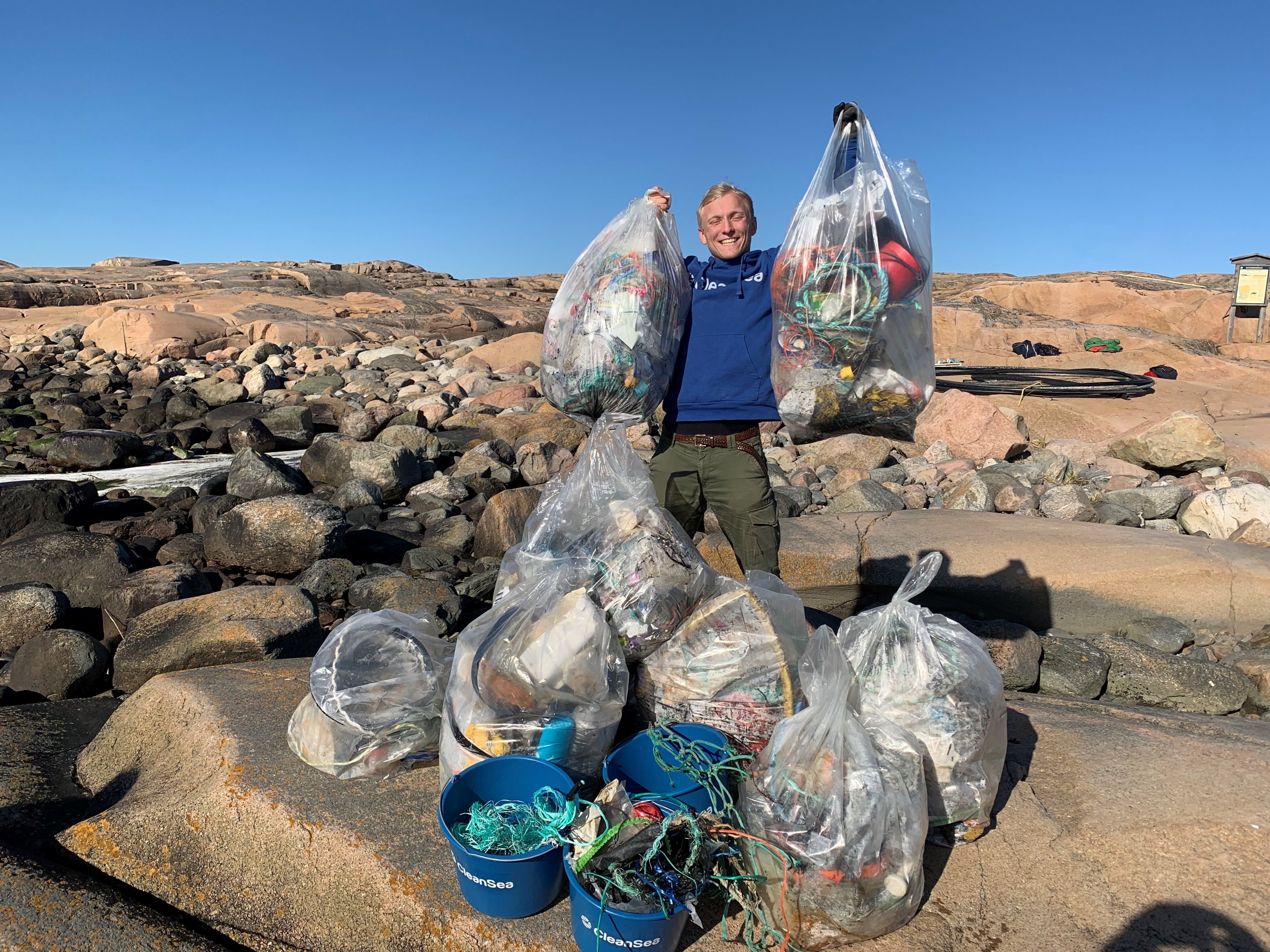 Liukas har plockat flera säckar med plast och skräp från havet.