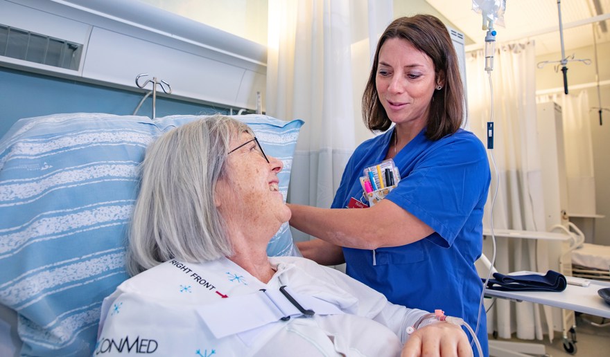 Sjuksköterska rättar till patientens kudde