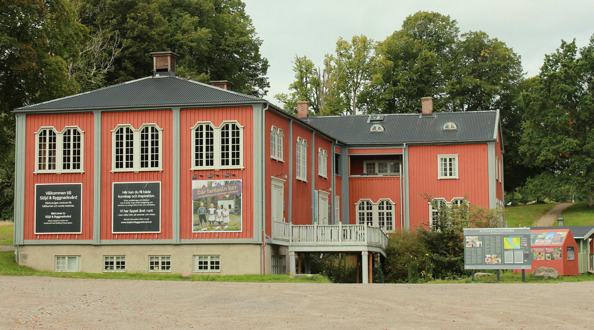 Ett stort rött hus med skyltar