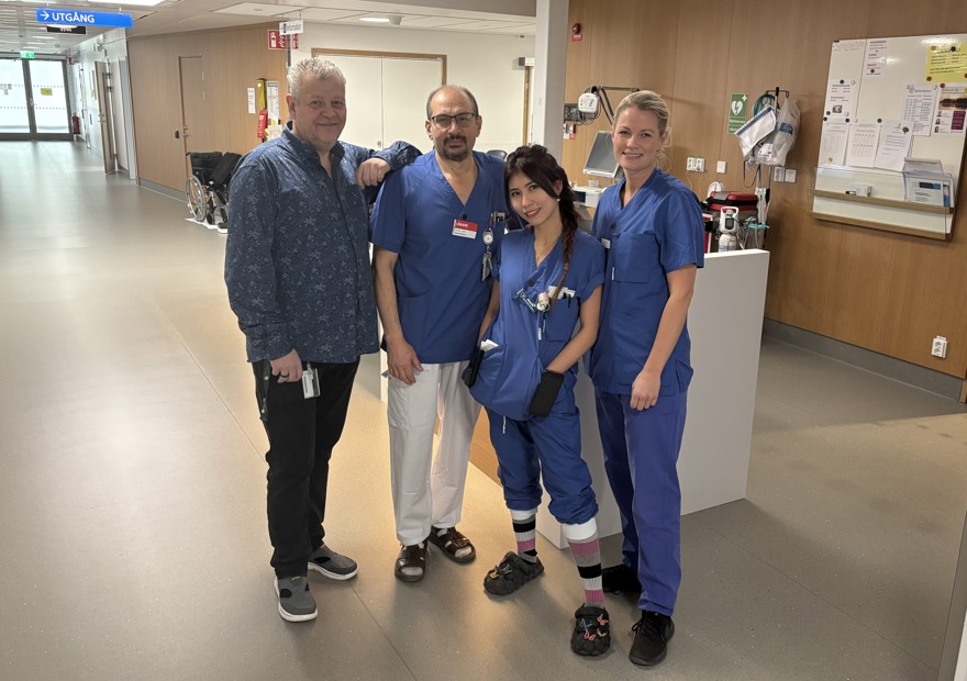 fyra vårdpersonal står samlade i en korridor på en vårdavdelning.