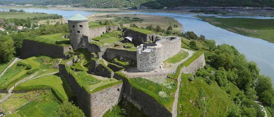 Bohus fästning. En fästning i sten med olika torn.