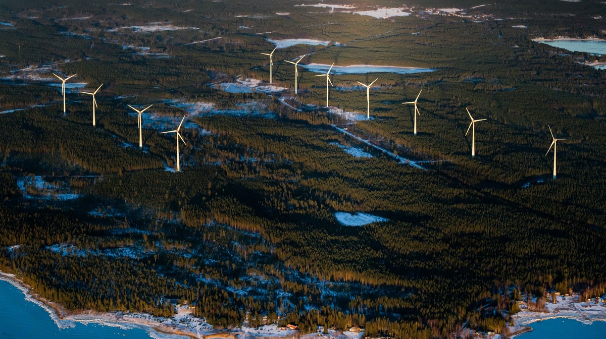 Flygbild över vindkraftverk