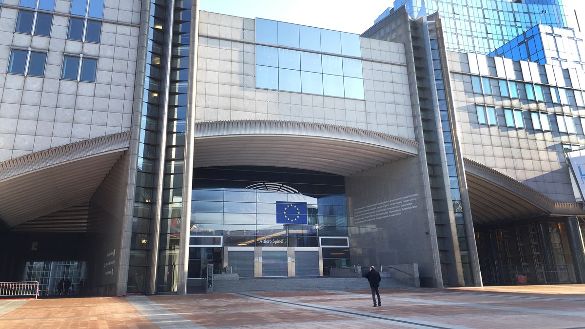 Stor portal omger ingång till EU-byggnad i Bryssel