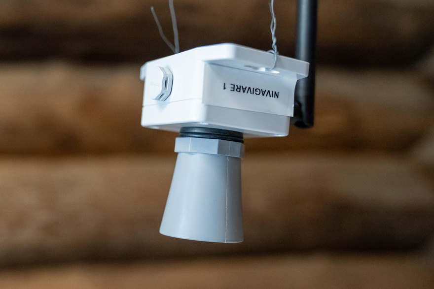 Nivågivare med en timmer vägg i bakgrunden