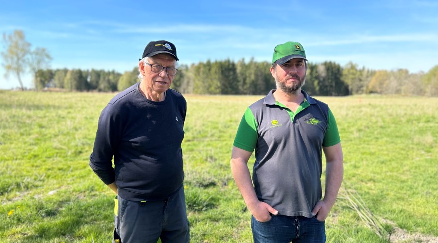 Roland och hans pappa står framför hönornas hage