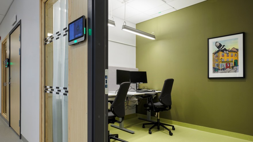 vy in i kontor med två skrivbordsstolar