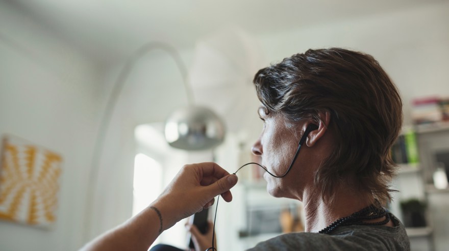 kvinna talar i telefon via headset