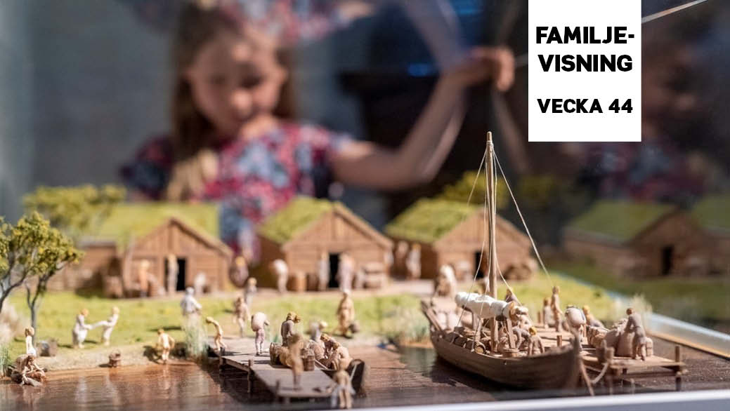 En flicka tittar på en hamnmodell