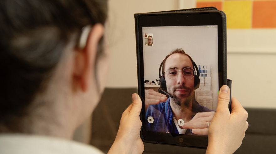 Audionom i digitalt möte på surfplatta, med patient.