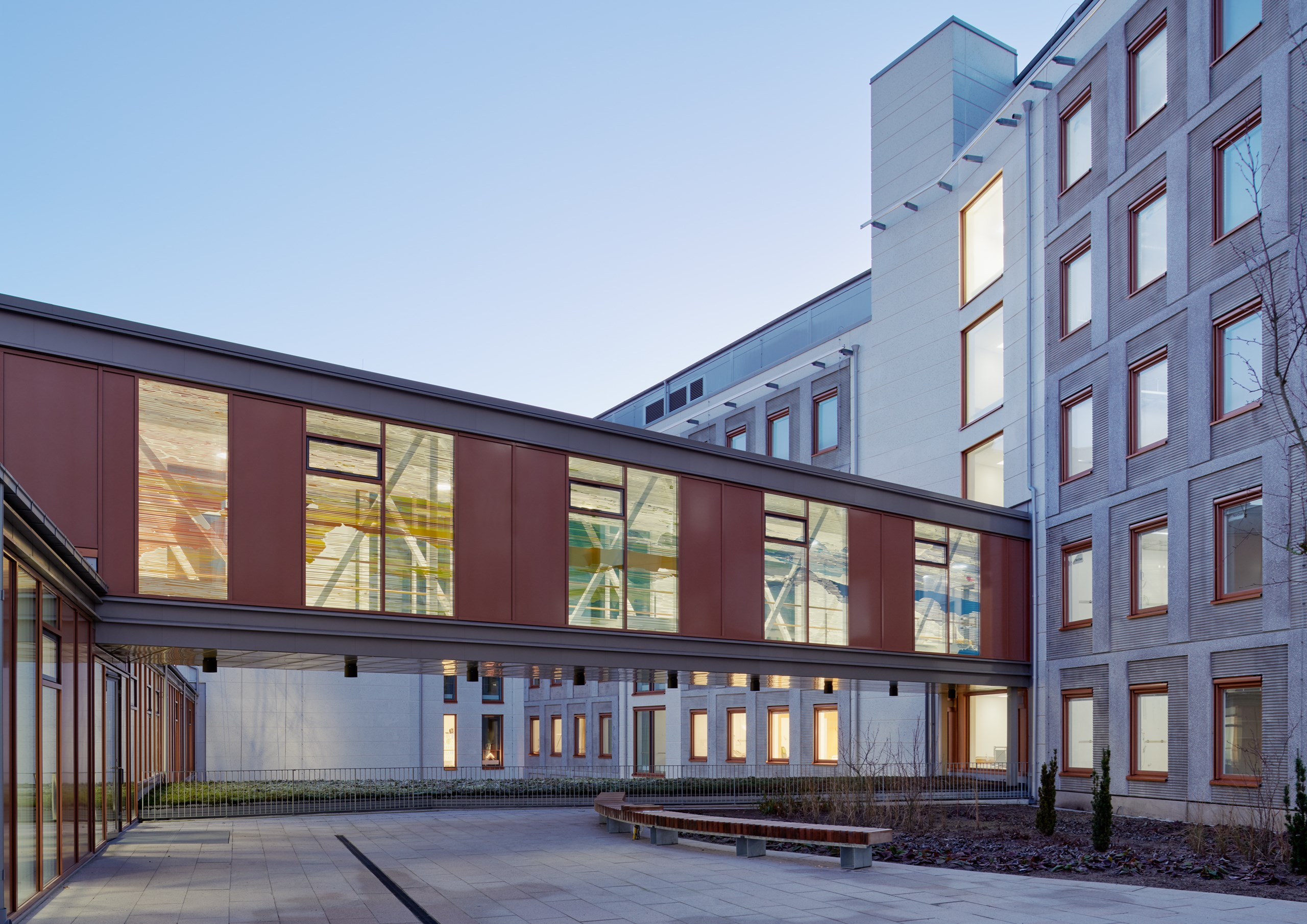 Förbindelsegång mellan sjukhuset och den nya vårdbyggnaden.