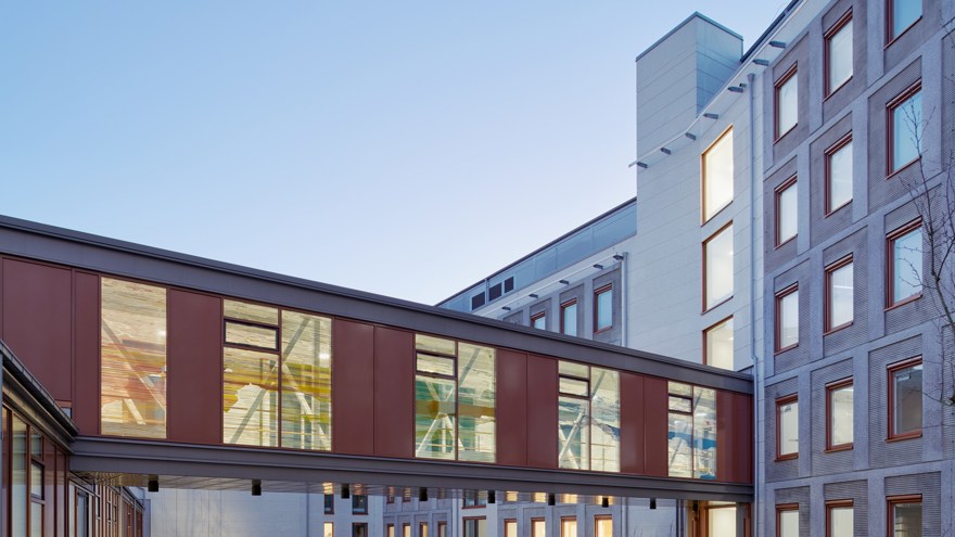 Förbindelsegång mellan sjukhuset och den nya vårdbyggnaden.