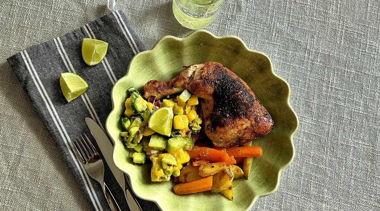 Kycklingklubbor på rotfruktsbädd med mangosalsa i en grön tallrik