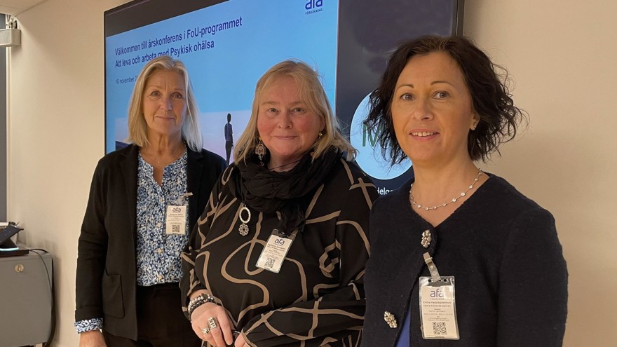 Tre kvinnor står på rad och tittar in i kameran