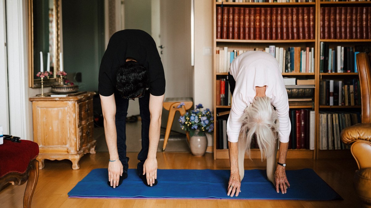 Personer som stretchar på yogamatta