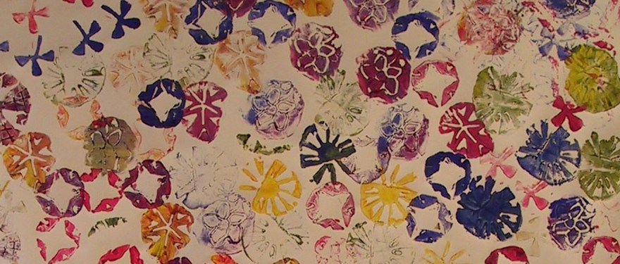 Olika tryckta motiv som liknar blommor i olika färger