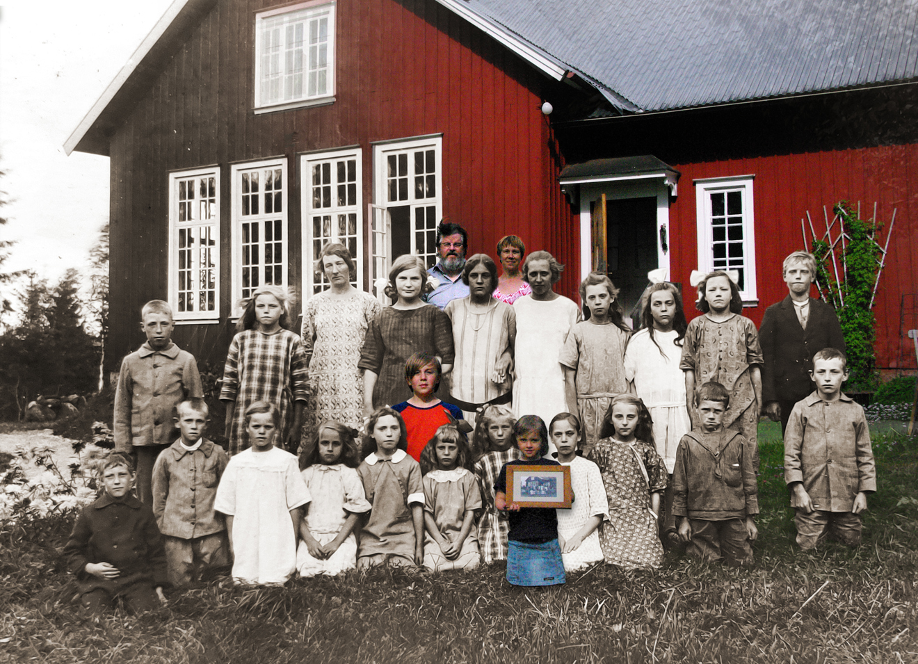 Fotomontage av en skolbyggnad med ett äldre foto med skolbarn framför och som bostadshus med familjen