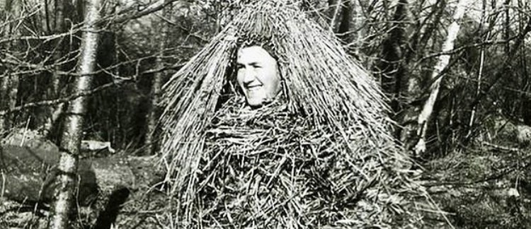 Kvinna utklädd i halm.