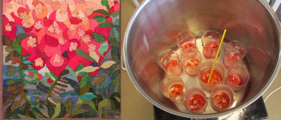 Två bilder, den vänstra visar en mycket färgstark gobeläng med röda blommor och gröna blad. Den högra bilden visar en stor metallgryta. I botten av den står glasbägare med innehåll i olika röda nyanser. En av glasbägarna innehåller en termometer.
