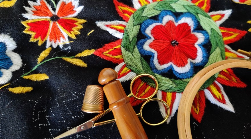 Ett broderi i ylle med yllebotten. Blomstermotiv.