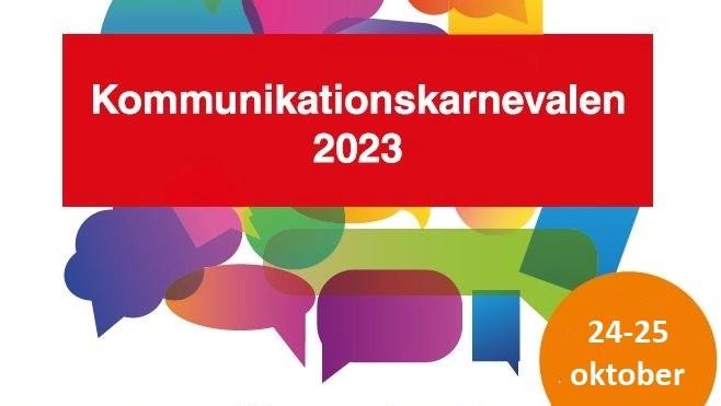 En röd fyrkant med texten kommunikationskarnevalen 2023 ovanpå en logga med färgglada pratbubblor