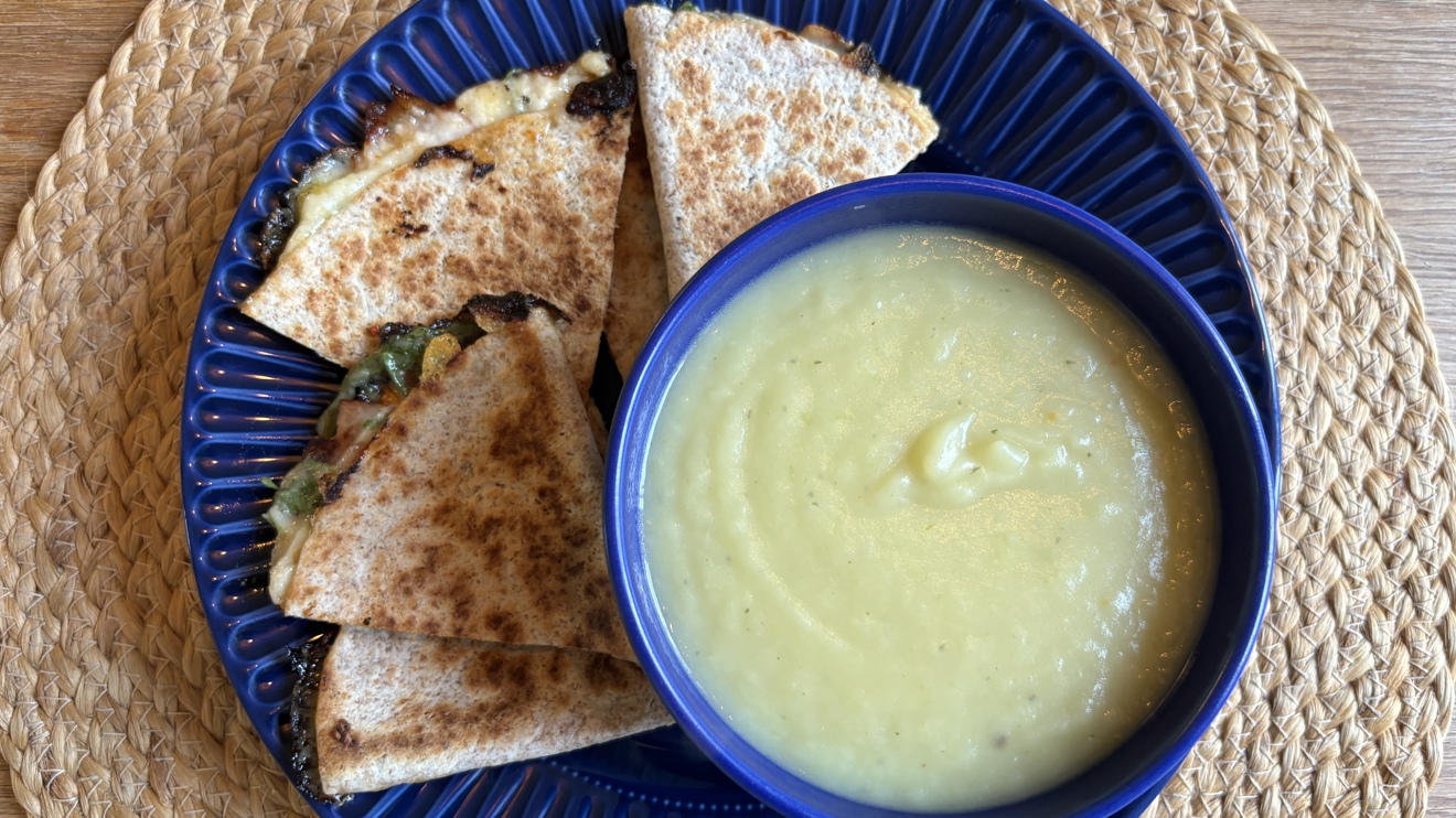 Potatis och purjolöksoppa med quesadillas