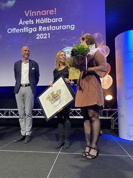 Sötåsens kock Cecilia Granath Karlsson fick ta emot pris.